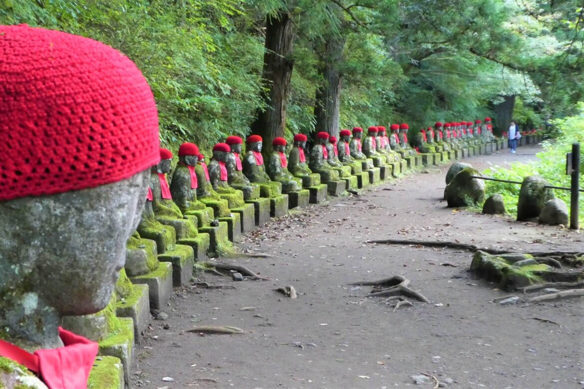 De mysterieuze Jizo beelden van de Kanmangafuchi Abyss, Japan