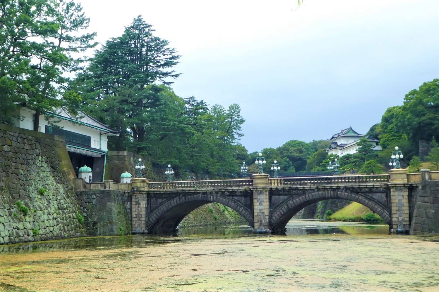 De beroemde brug van het Keizerlijk Paleis in japan