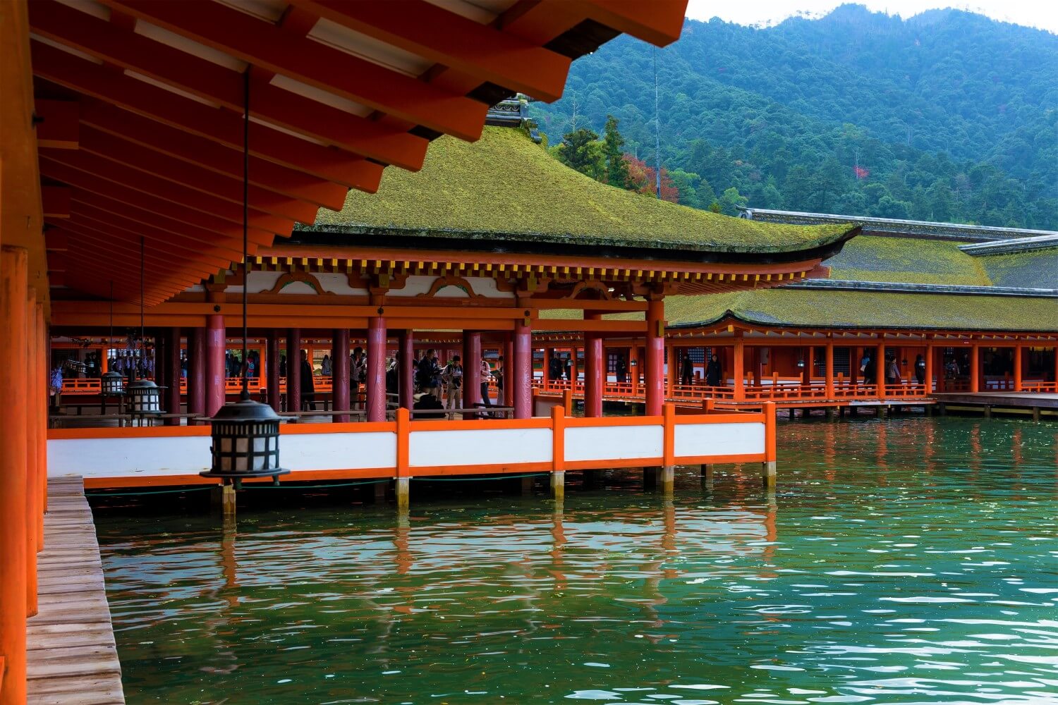 De Itsukushima Schrijn met de welbekende Torii in het water