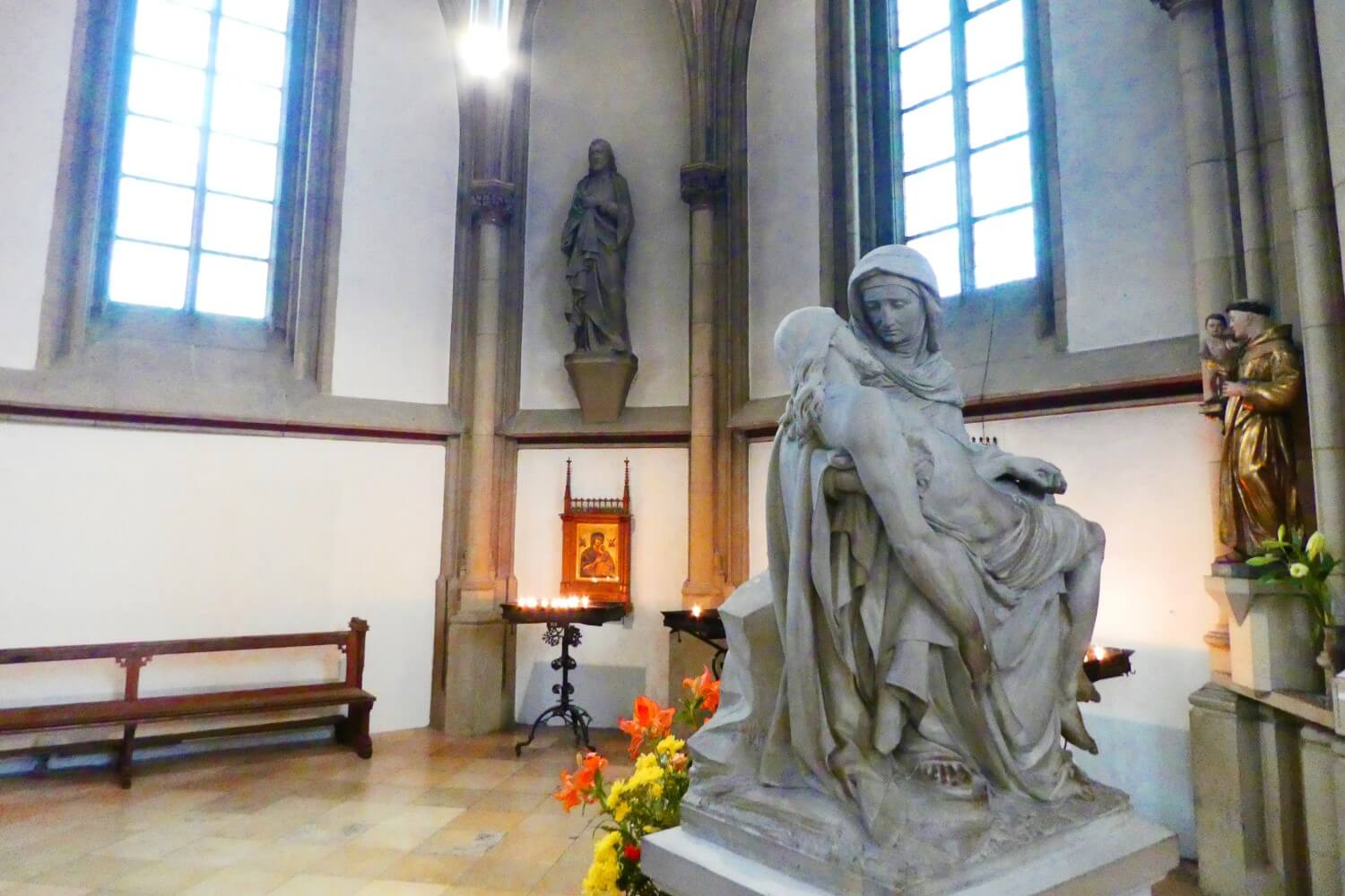Beeld van Jezus in de Sint-Lambertuskerk