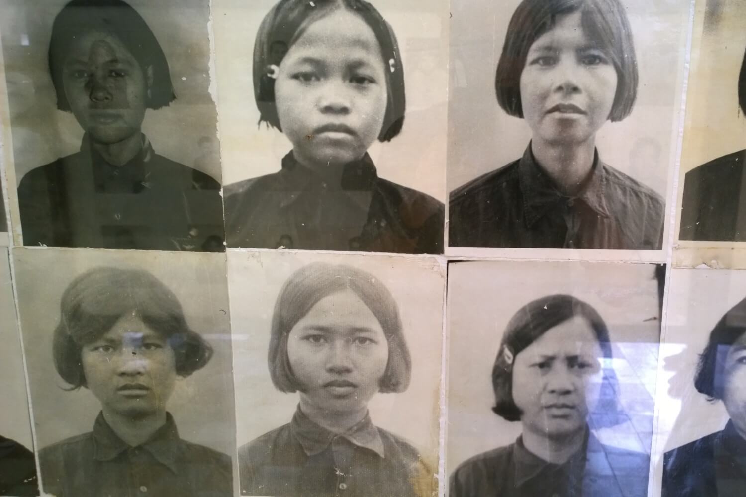 Foto's van slachtoffers, maar ook leden van de Rode Khmer