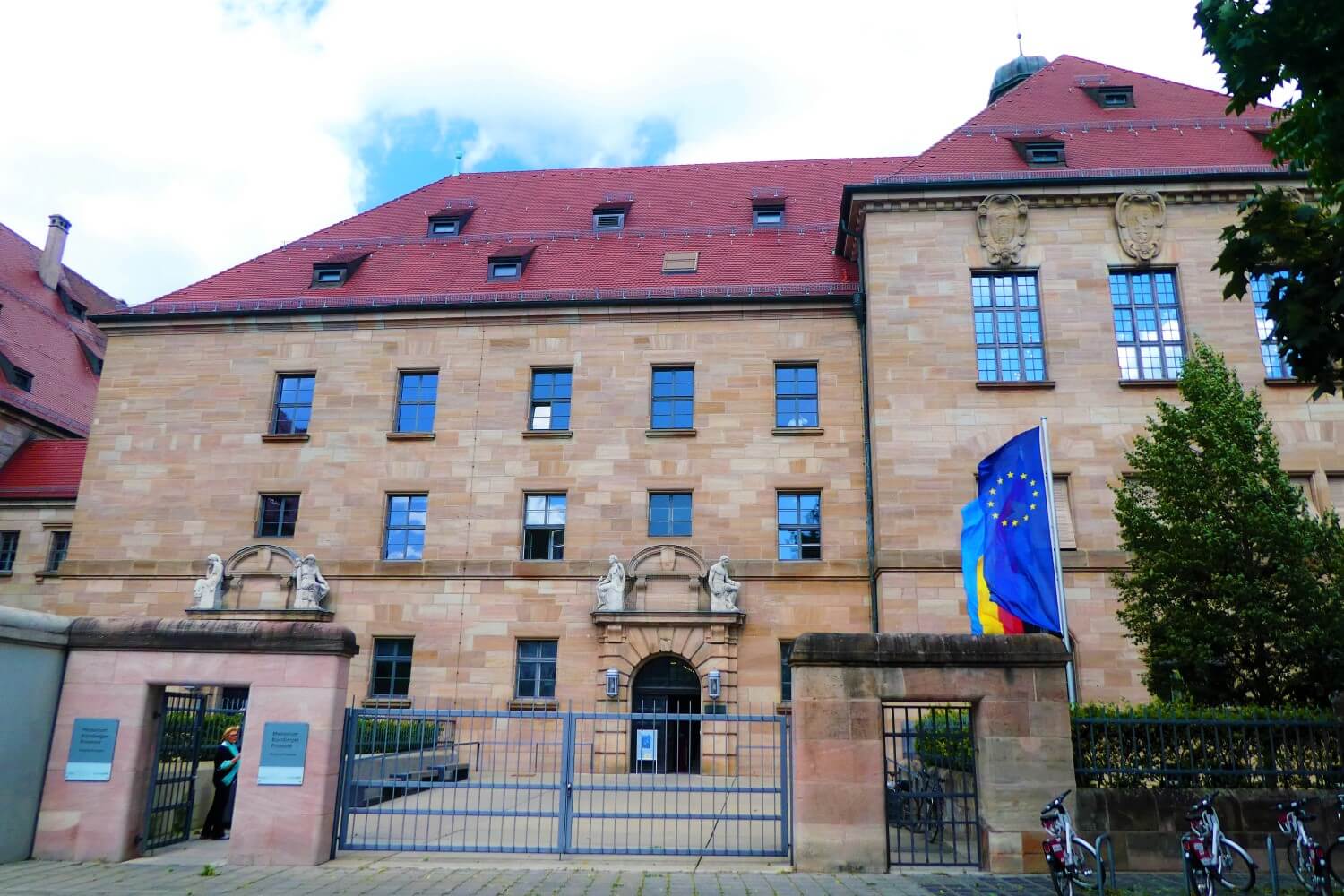 Ingang van het Paleis van Justitie in Neurenberg