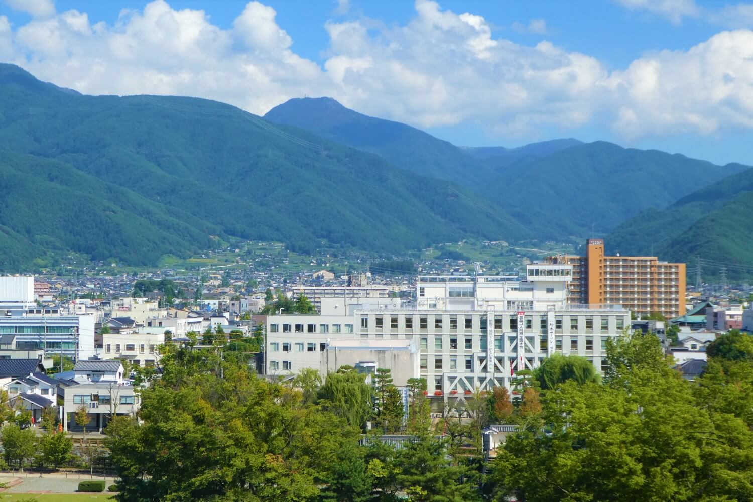 Uitzicht over Matsumoto vanuit het kasteel