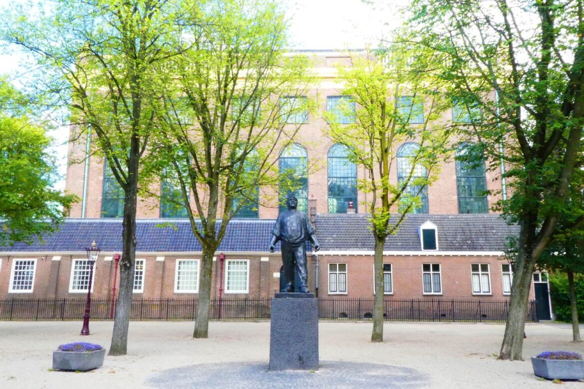 De dokwerker en de Portugese Synagoge in Amsterdam