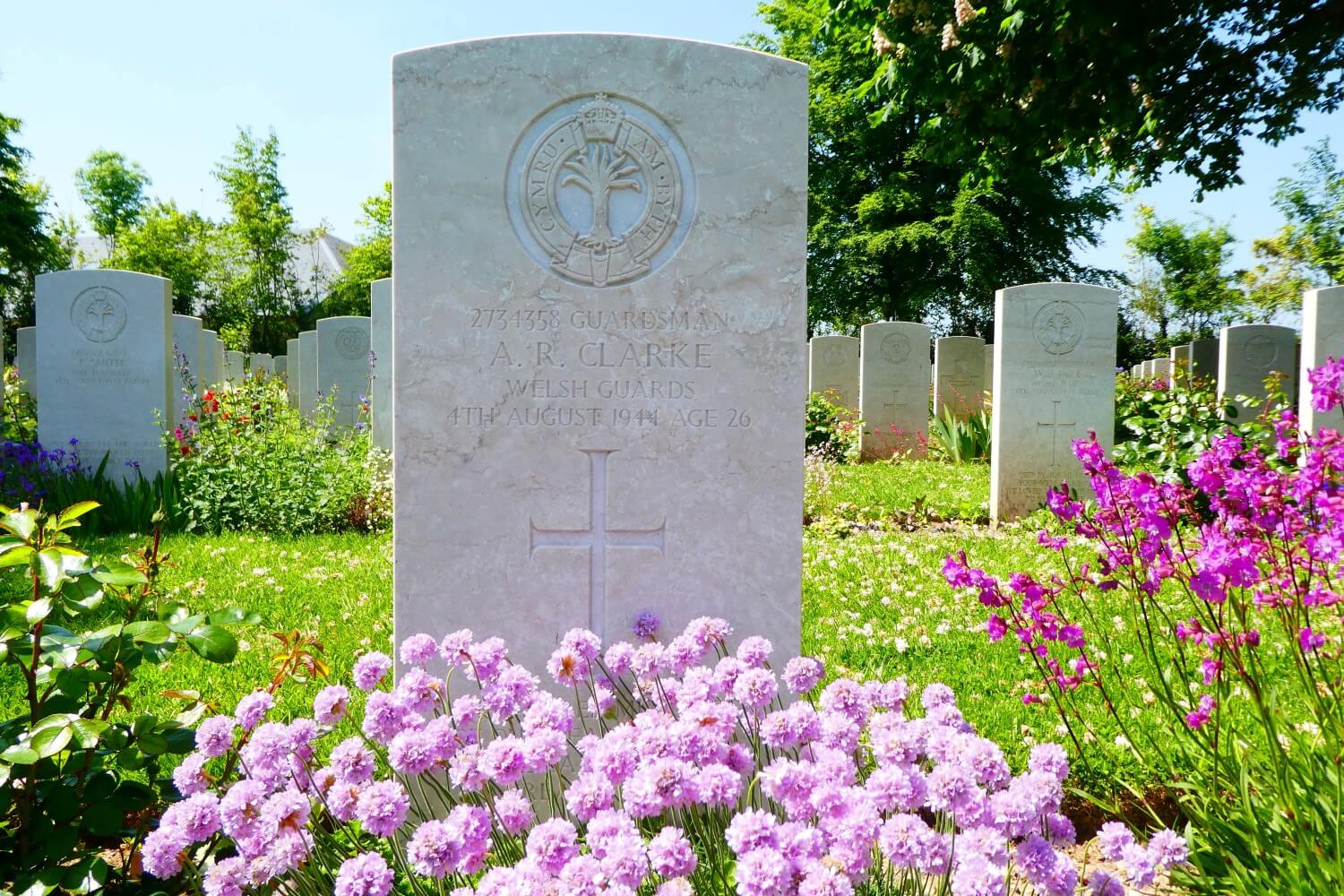 Een indrukwekkende begraafplaats in Bayeux