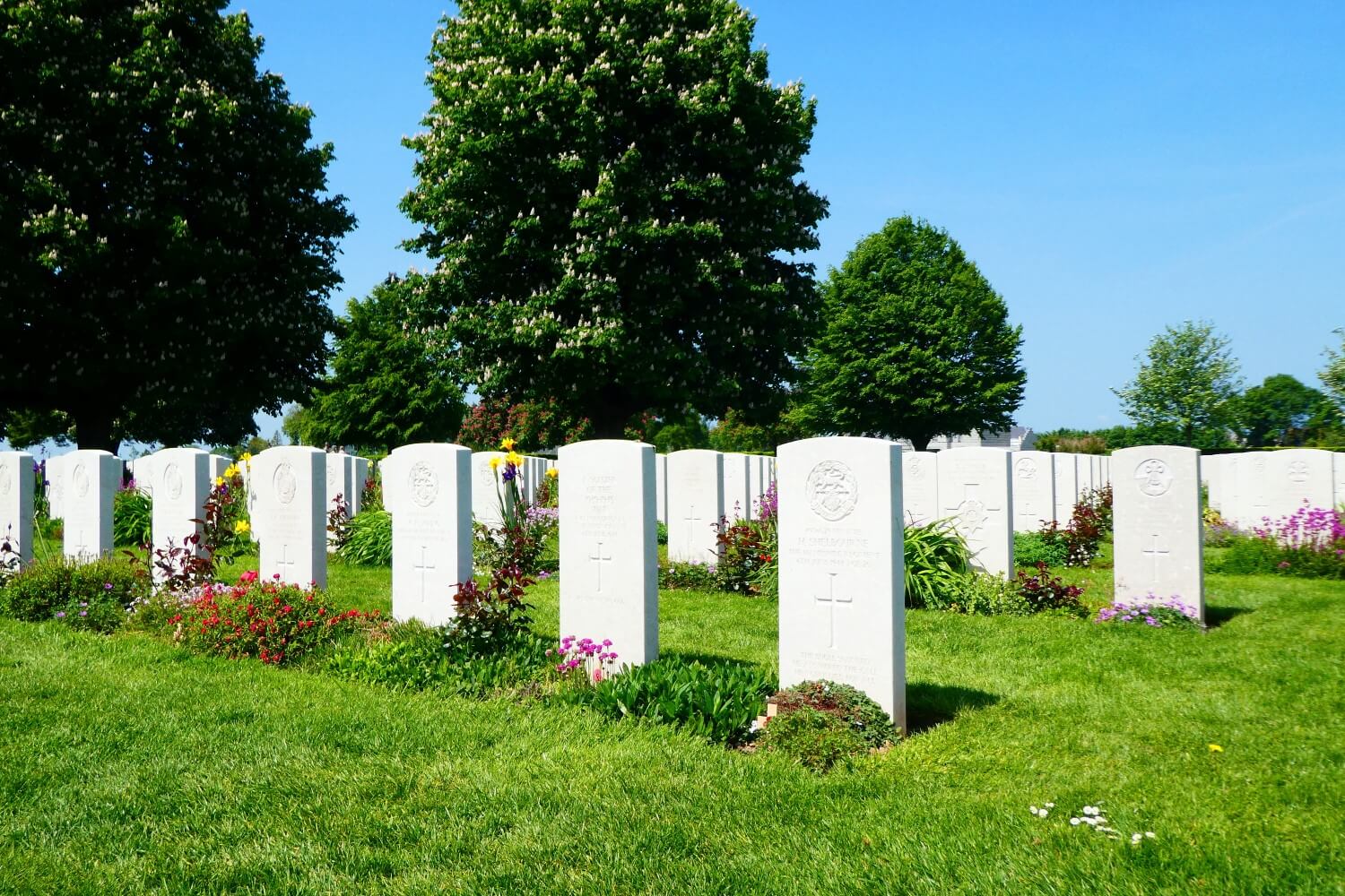 De graven van de Britse oorlogsbegraafplaats in Bayeux