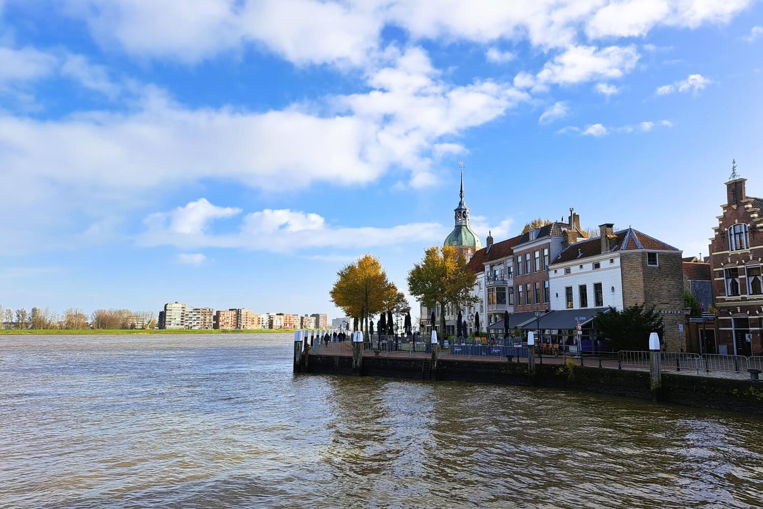 De mooie stadspoort van Dordrecht