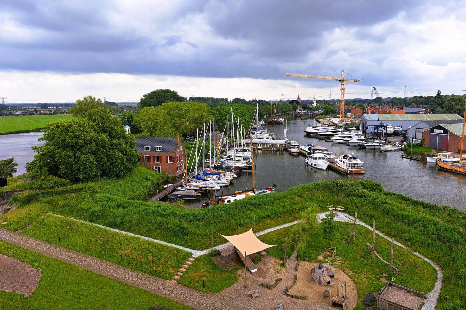 Uitzicht vanaf het Muiderslot op de vestingstad Muiden