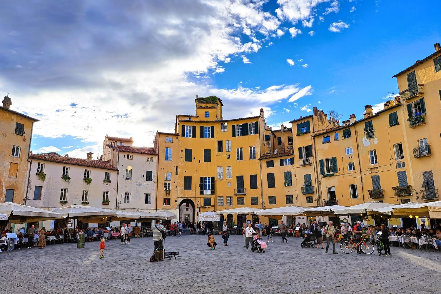 Piazza dell'anfiteatro in Lucca, Toscane