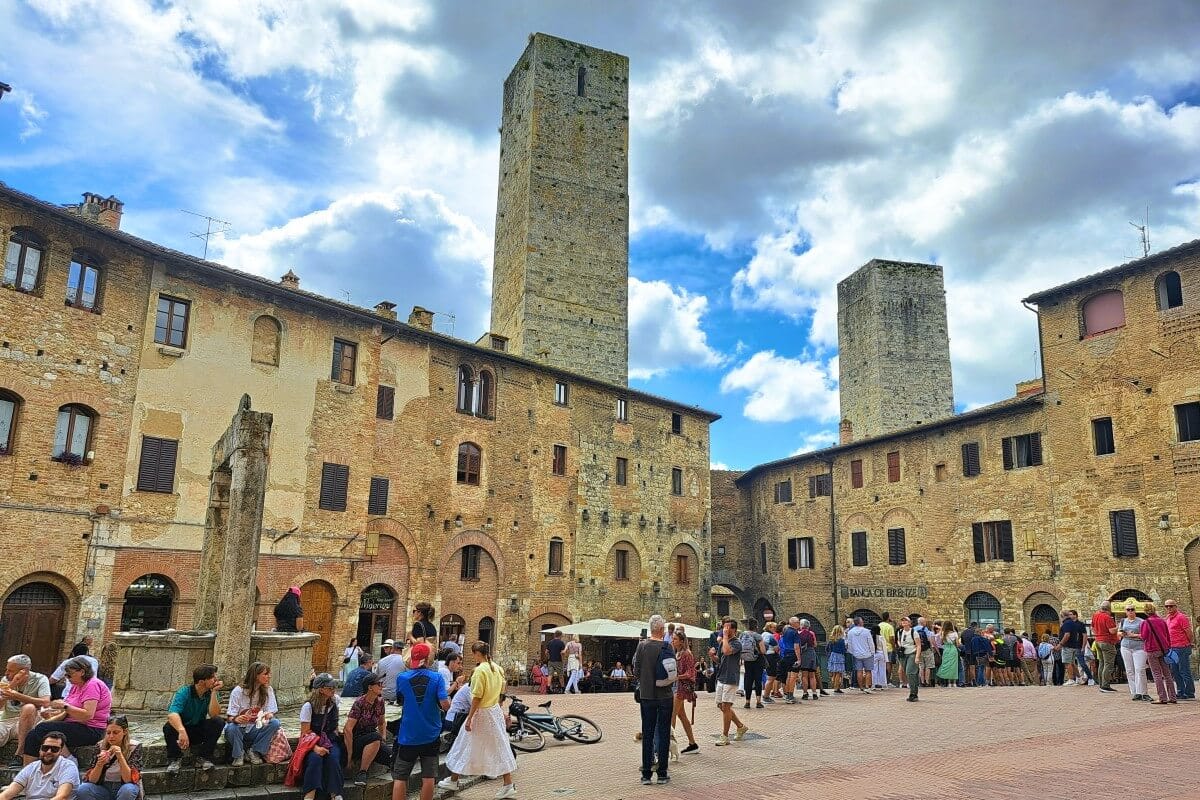 Piazza della Cisterna in San Gimignano, Toscane