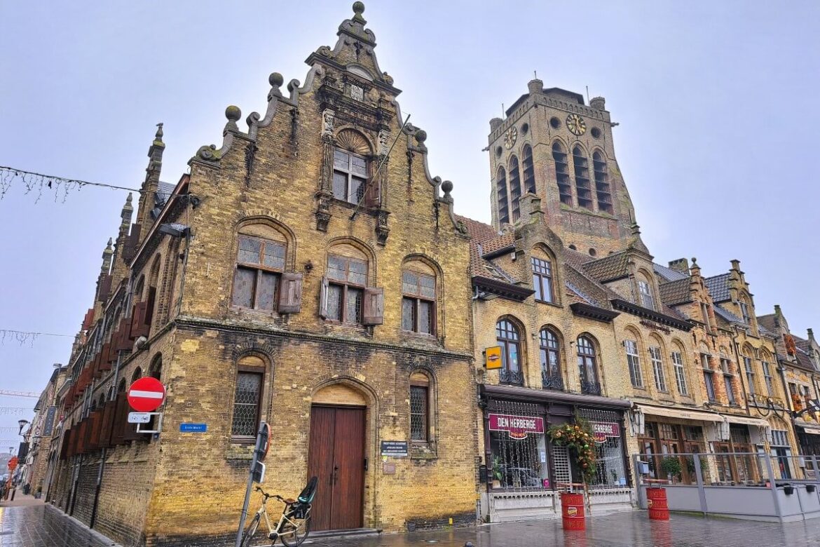 De Sint-Nicolaastoren in Veurne, België