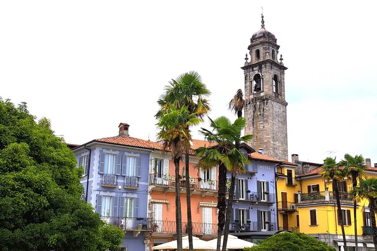 Kerk en kleurrijke huizen in Verbania, Lago Maggiore