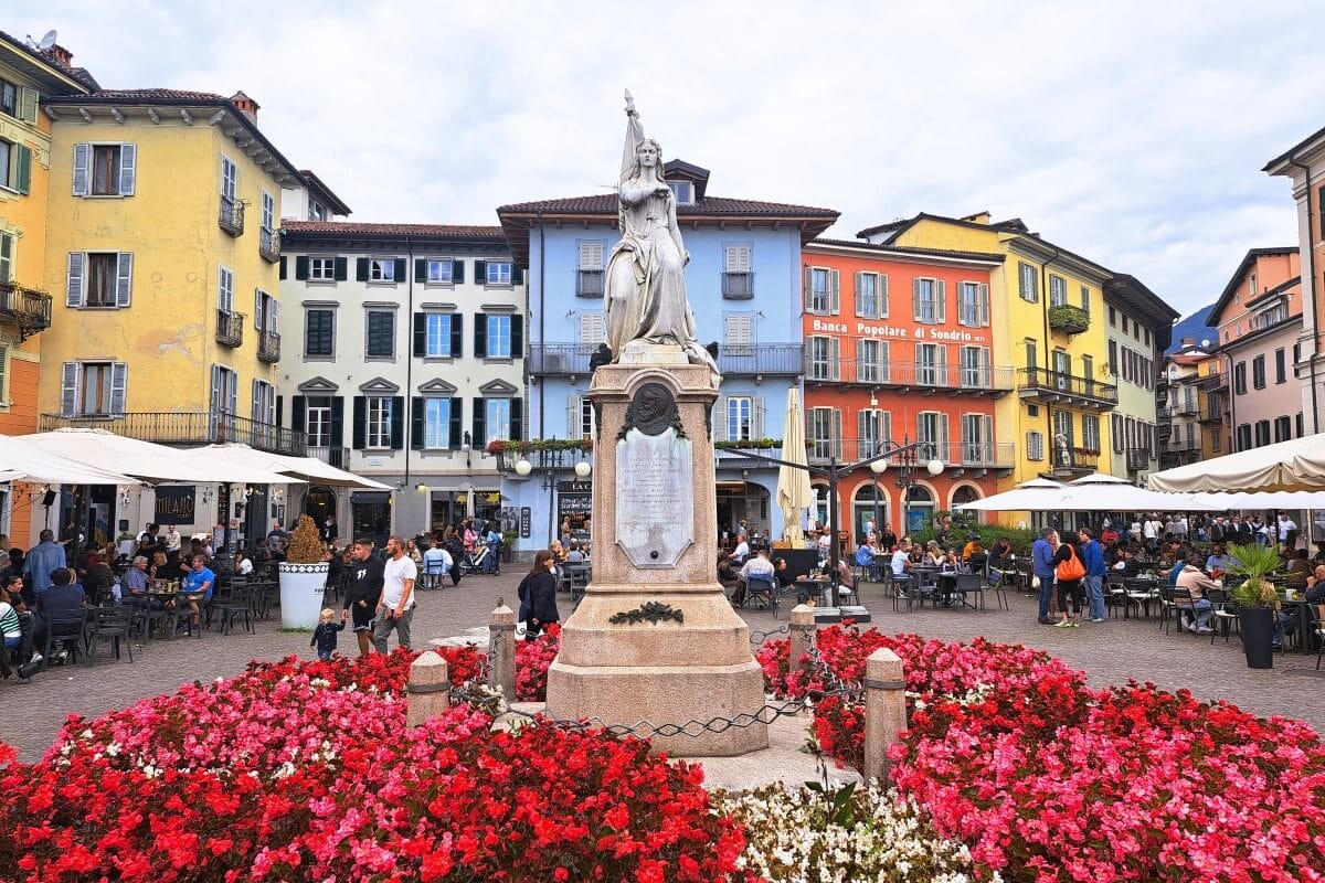 Een mooi plein in Intra, Lago Maggiore