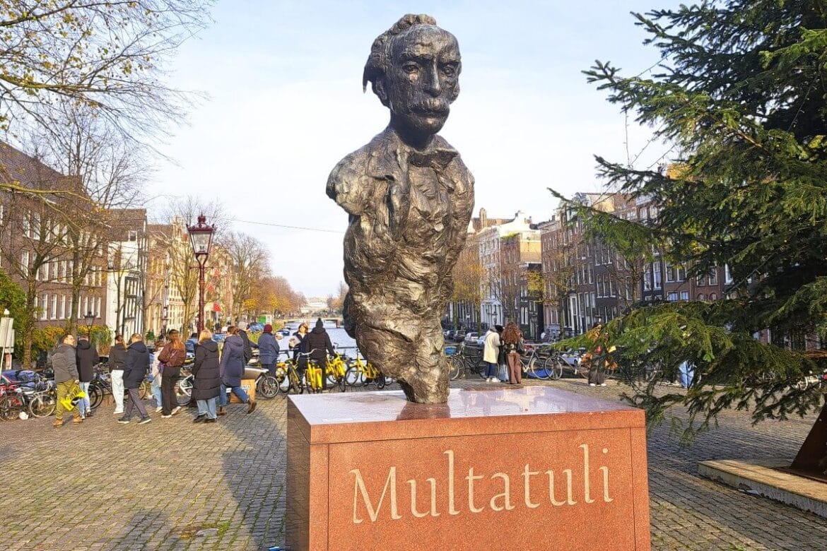 Standbeeld van Multatuli op de Torensluis in Amsterdam
