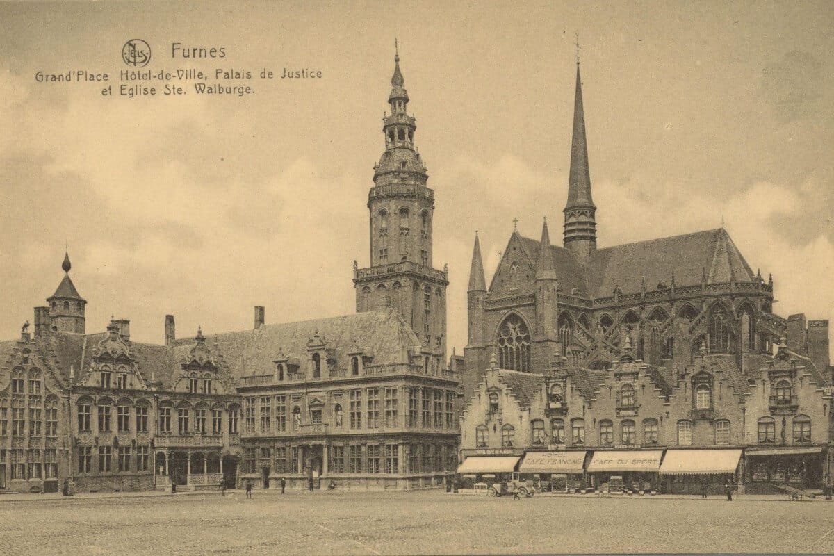 De Grote Markt, Stadhuis, Landshuis en Sint-Walburgekerk in Veurne