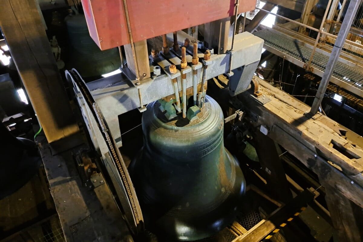 Een van de klokken van de Sint-Niklaastoren in Veurne