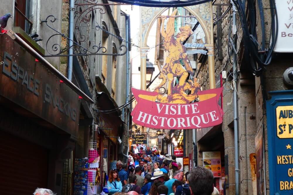 De nauwe straatjes van Le Mont-Saint-Michel, Frankrijk