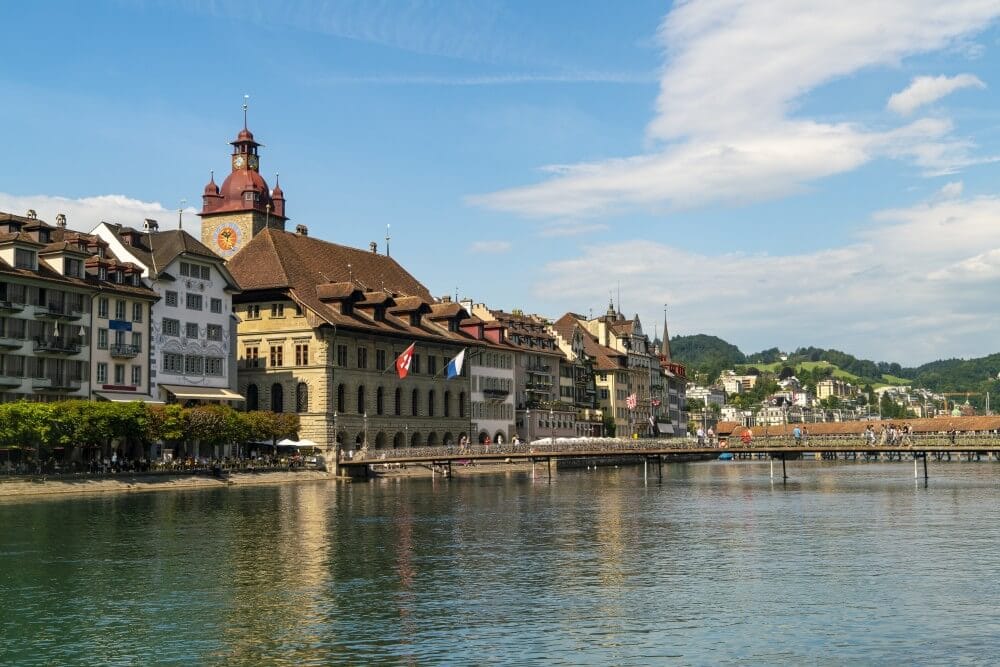 Het Raadhuis en de Kapelbrug in Luzern, Zwitserland